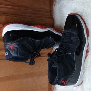 NIKE AIR JORDANS RETRO 11 PLAYOFF SIZE 11.5 8/19-10/19